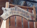 Insegna del Residence "Le Petit Coeur" di Derby